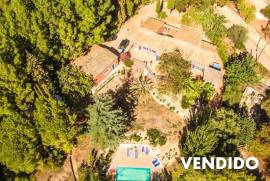 Villa rústica con 2 apartamentos de invitados en tranquila zona de montaña