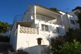 Chalet reformado en la ladera de una bonita colina en Costa de la Calma