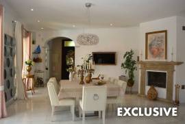 Impressive and luxurious villa with many amenities