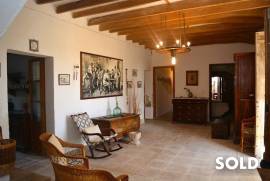 Project in sight! Mallorcan finca with large land and panoramic views
