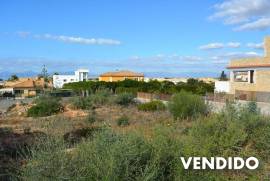 Solar edificable con proyecto de obra y vistas parciales al mar