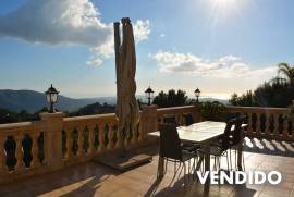 Majestuosa villa con vistas panorámicas de ensueño