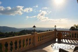 Majestuosa villa con vistas panorámicas de ensueño