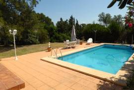 Espaciosa villa con piscina y vistas a zonas verdes