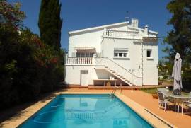 Geräumige Villa mit Pool und Blick ins Grüne