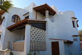 Chalet con piscina a renovar en Cala Llombards