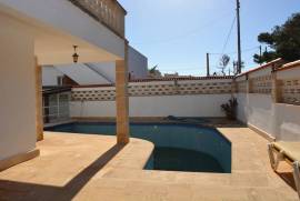 Chalet con piscina a renovar en Cala Llombards