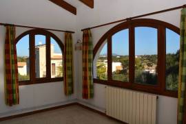 Chalet con piscina a renovar en Cala Llombards