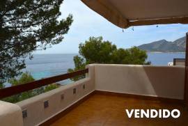 Apartamento con terrraza con vistas al mar y acceso directo a cala