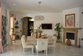 Impressive and luxurious villa with many amenities