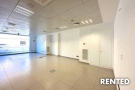 Representative shop/office with terrace in a frequented location