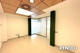 Representative shop/office with terrace in a frequented location
