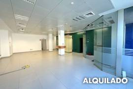 Local comercial grande con terraza en magnífica ubicación
