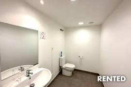 Representative shop/office with terrace in a frequented location