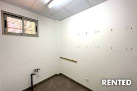 Representative shop/office with terrace in a frequented location