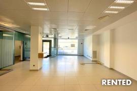 Representative shop/office with terrace in a frequented location