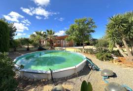 Well-kept and self-sufficient finca with Mediterranean garden near Llucmajor