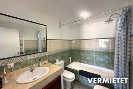 Zur Zwischenmiete: Lichtdurchflutetes Penthouse mit Dachterrasse, Pool und Privatparkplatz