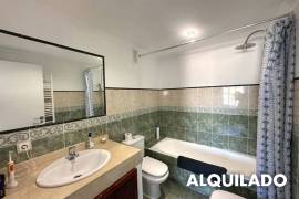 En alquiler temporal: Ático luminoso con terraza privada, piscina y plaza de aparcamiento