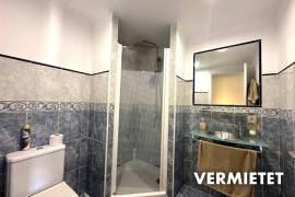 Zur Zwischenmiete: Lichtdurchflutetes Penthouse mit Dachterrasse, Pool und Privatparkplatz