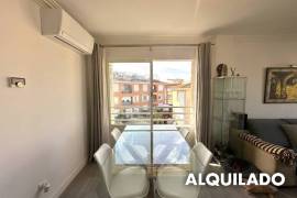 En alquiler temporal: Ático luminoso con terraza privada, piscina y plaza de aparcamiento