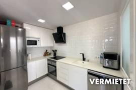 Zur Zwischenmiete: Lichtdurchflutetes Penthouse mit Dachterrasse, Pool und Privatparkplatz