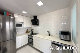 En alquiler temporal: Ático luminoso con terraza privada, piscina y plaza de aparcamiento