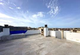 Short-term rental: Bright penthouse with rooftop terrace, pool and private parking