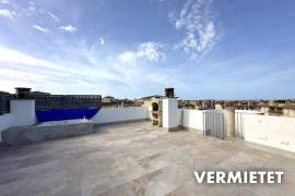 Zur Zwischenmiete: Lichtdurchflutetes Penthouse mit Dachterrasse, Pool und Privatparkplatz