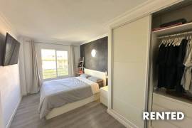 Short-term rental: Bright penthouse with rooftop terrace, pool and private parking