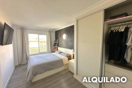 En alquiler temporal: Ático luminoso con terraza privada, piscina y plaza de aparcamiento