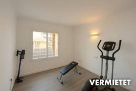 Zur Zwischenmiete: Lichtdurchflutetes Penthouse mit Dachterrasse, Pool und Privatparkplatz