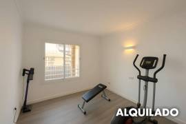 En alquiler temporal: Ático luminoso con terraza privada, piscina y plaza de aparcamiento