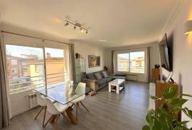 Zur Zwischenmiete: Lichtdurchflutetes Penthouse mit Dachterrasse, Pool und Privatparkplatz