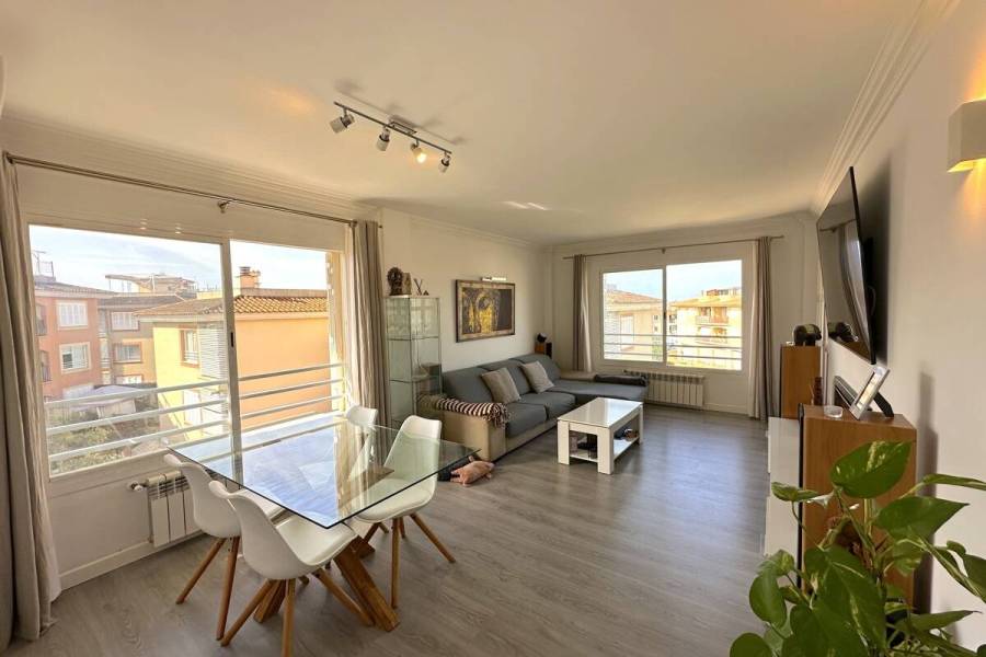 Zur Zwischenmiete: Lichtdurchflutetes Penthouse mit Dachterrasse, Pool und Privatparkplatz
