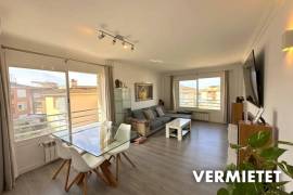 Zur Zwischenmiete: Lichtdurchflutetes Penthouse mit Dachterrasse, Pool und Privatparkplatz