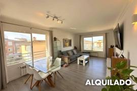 En alquiler temporal: Ático luminoso con terraza privada, piscina y plaza de aparcamiento