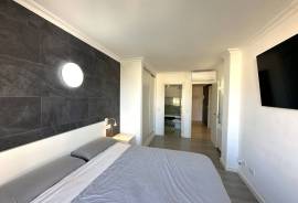 Short-term rental: Bright penthouse with rooftop terrace, pool and private parking