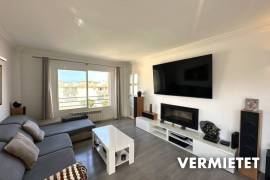 Zur Zwischenmiete: Lichtdurchflutetes Penthouse mit Dachterrasse, Pool und Privatparkplatz