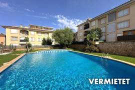 Zur Zwischenmiete: Lichtdurchflutetes Penthouse mit Dachterrasse, Pool und Privatparkplatz