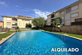 En alquiler temporal: Ático luminoso con terraza privada, piscina y plaza de aparcamiento