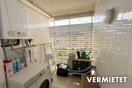 Zur Zwischenmiete: Lichtdurchflutetes Penthouse mit Dachterrasse, Pool und Privatparkplatz