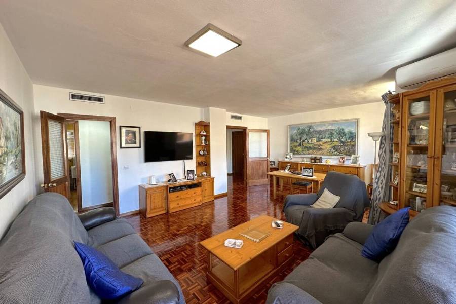 Amplio piso con terraza y plaza de garaje en Palma