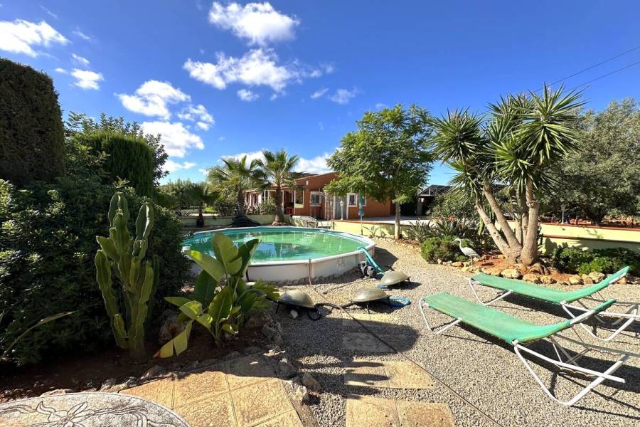 Gepflegte und autarke Finca mit mediterranem Garten nahe Llucmajor