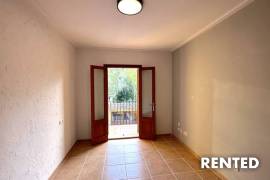 Spacious terraced house with pool
