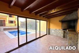 Amplio adosado con piscina