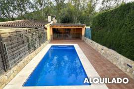 Amplio adosado con piscina