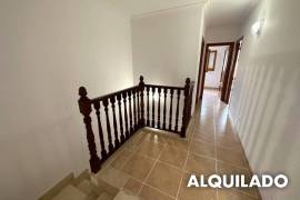 Amplio adosado con piscina