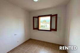 Spacious terraced house with pool