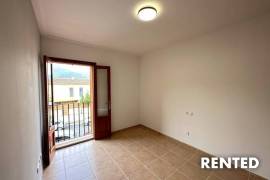 Spacious terraced house with pool